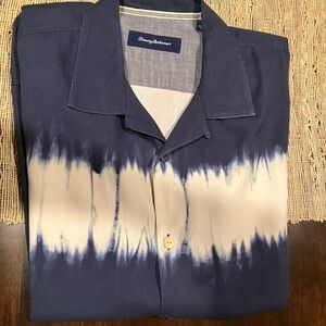 Tommy Bahama Blue and White Men's Casual Shirt
100% silk